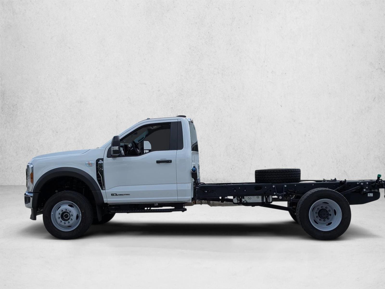 2025 Ford F-600 Super Duty Chassis Cab XL - Photo 5