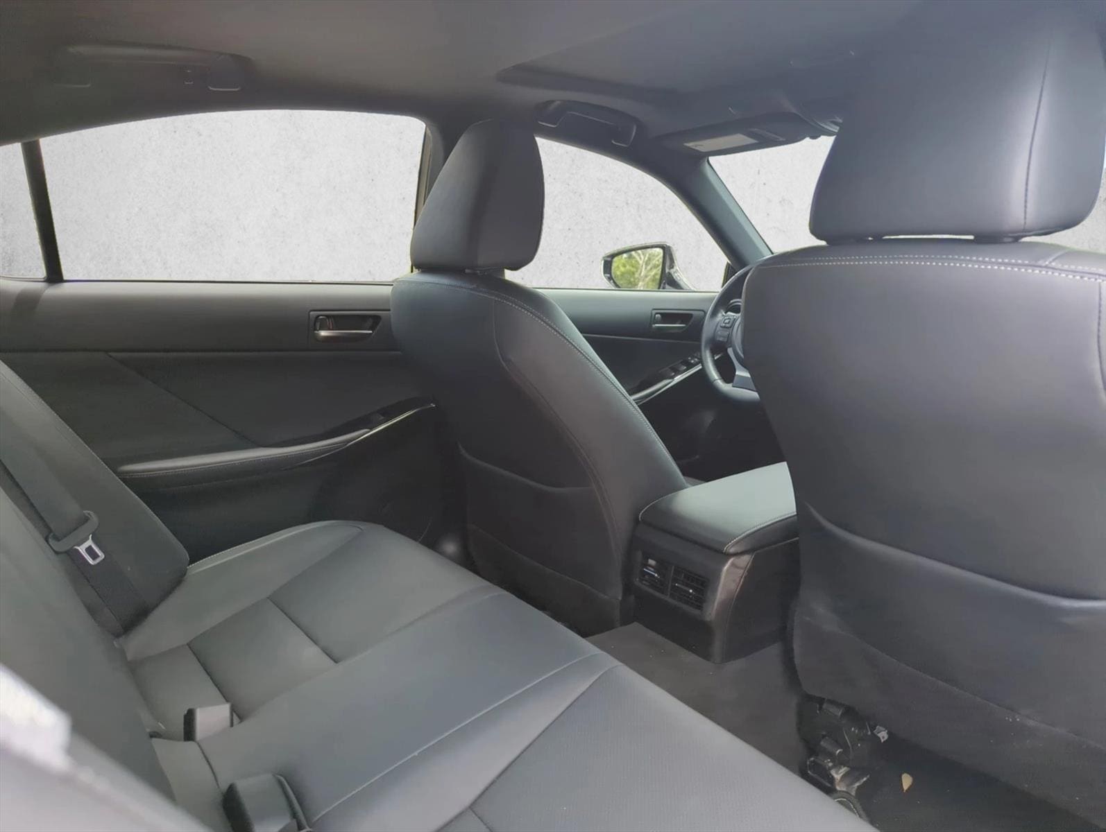 2025 Lexus IS 19
