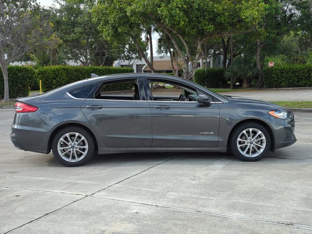 2019 Ford Fusion Hybrid SE photo 2