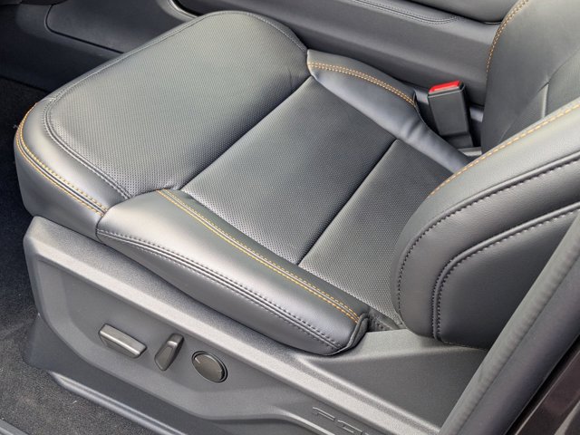 2025 Ford Expedition photo 3