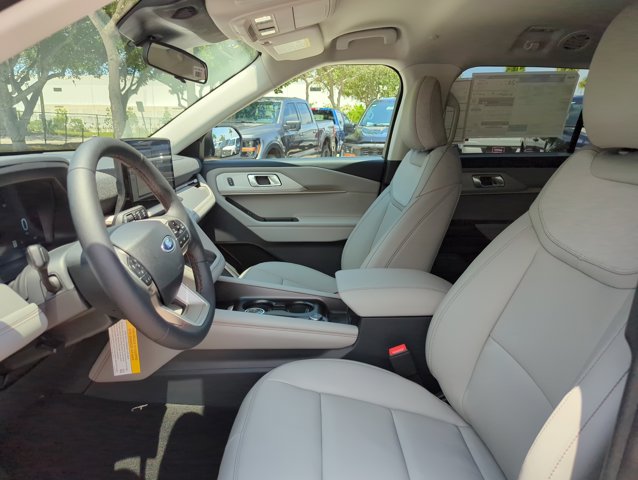 2025 Ford Explorer photo 4