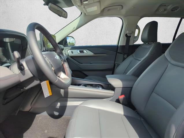 2025 Ford Explorer photo 4