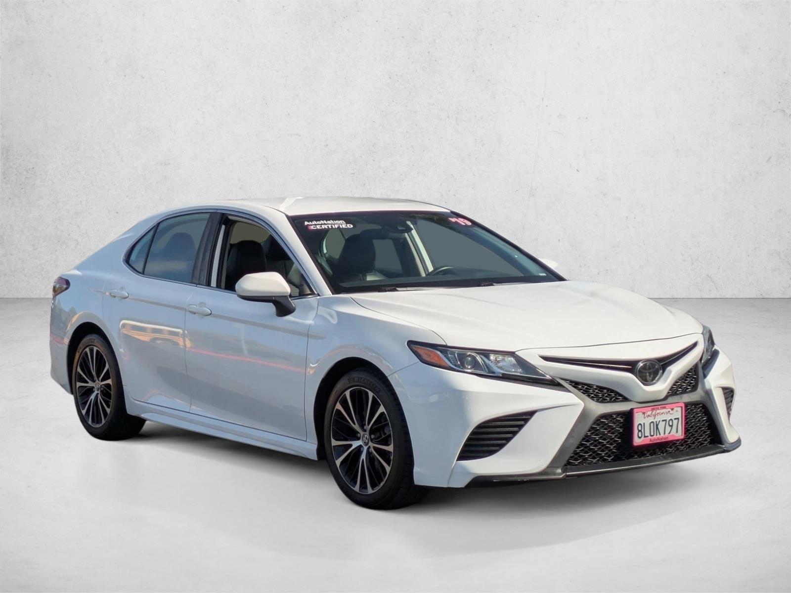 2019 Toyota Camry SE photo 3