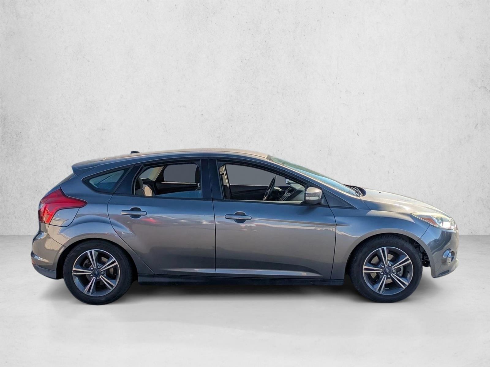 2014 Ford Focus SE photo 2