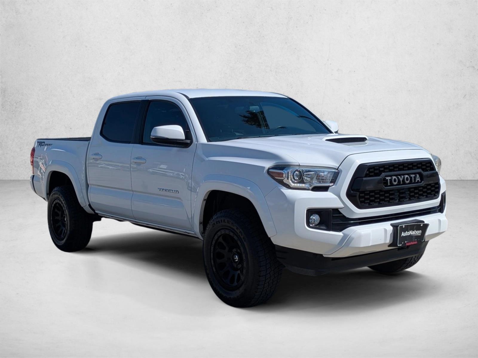 2017 Toyota Tacoma TRD Sport V6 photo 3