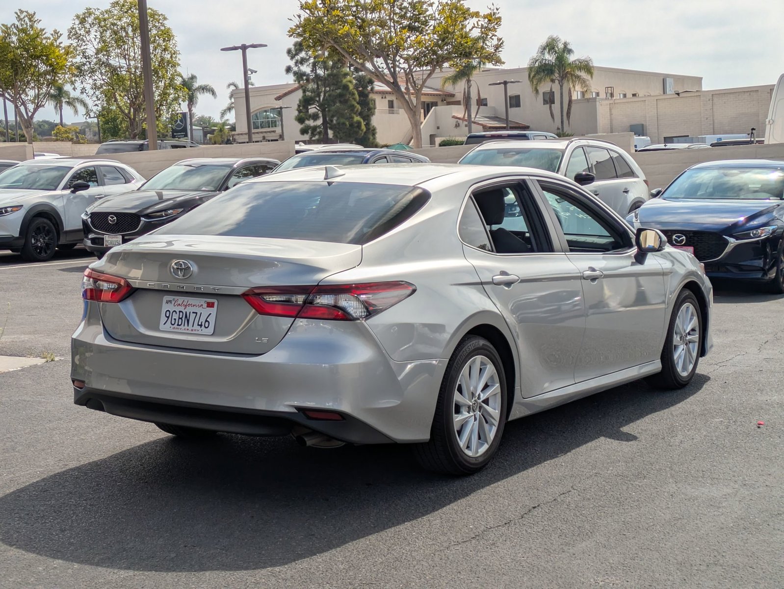 2023 Toyota Camry LE photo 3