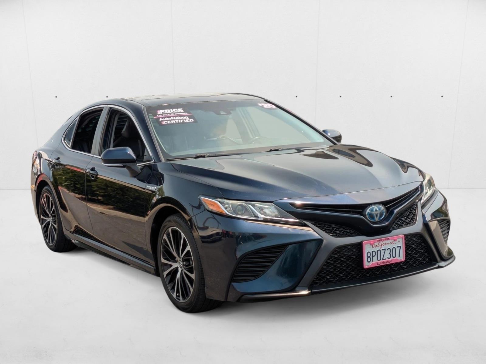 2020 Toyota Camry Hybrid SE photo 3