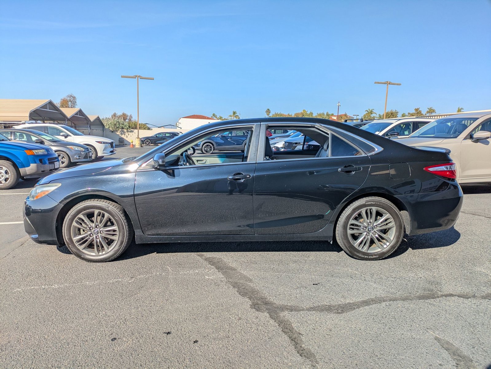 2015 Toyota Camry SE photo 2
