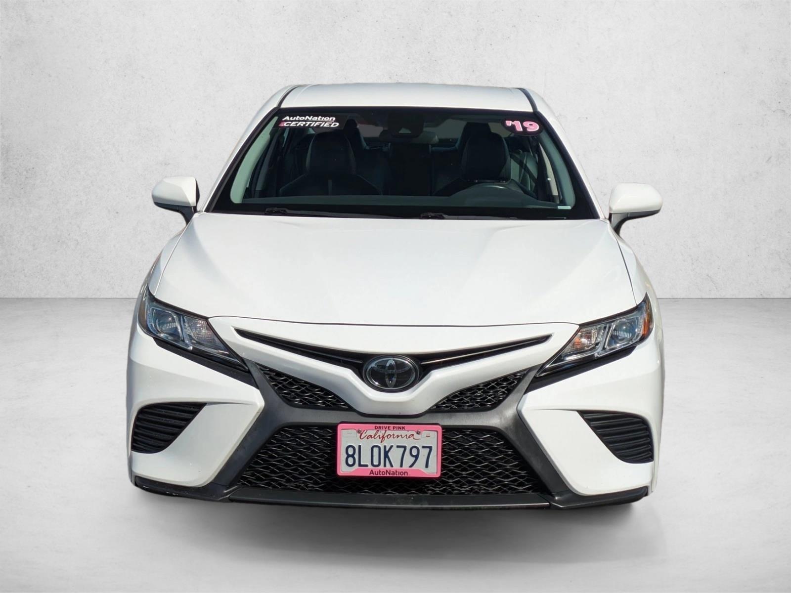 2019 Toyota Camry SE photo 2