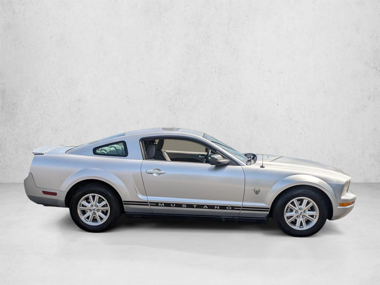 2009 Ford Mustang photo 4