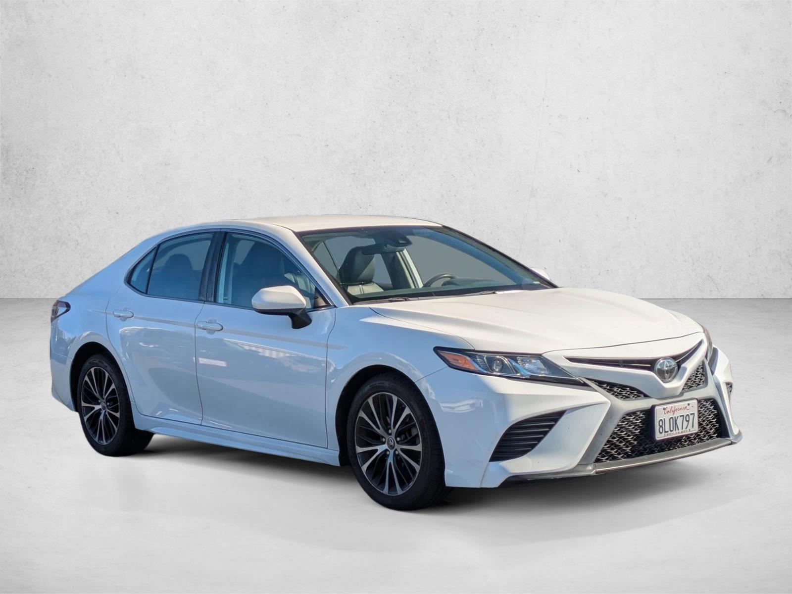 2019 Toyota Camry SE photo 3