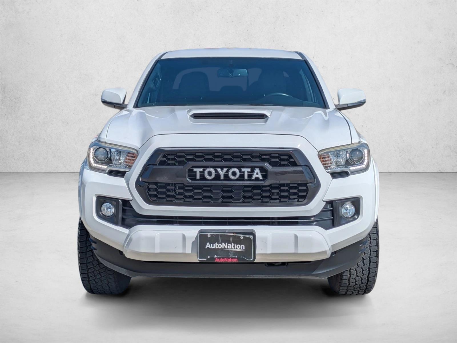 2017 Toyota Tacoma TRD Sport V6 photo 2