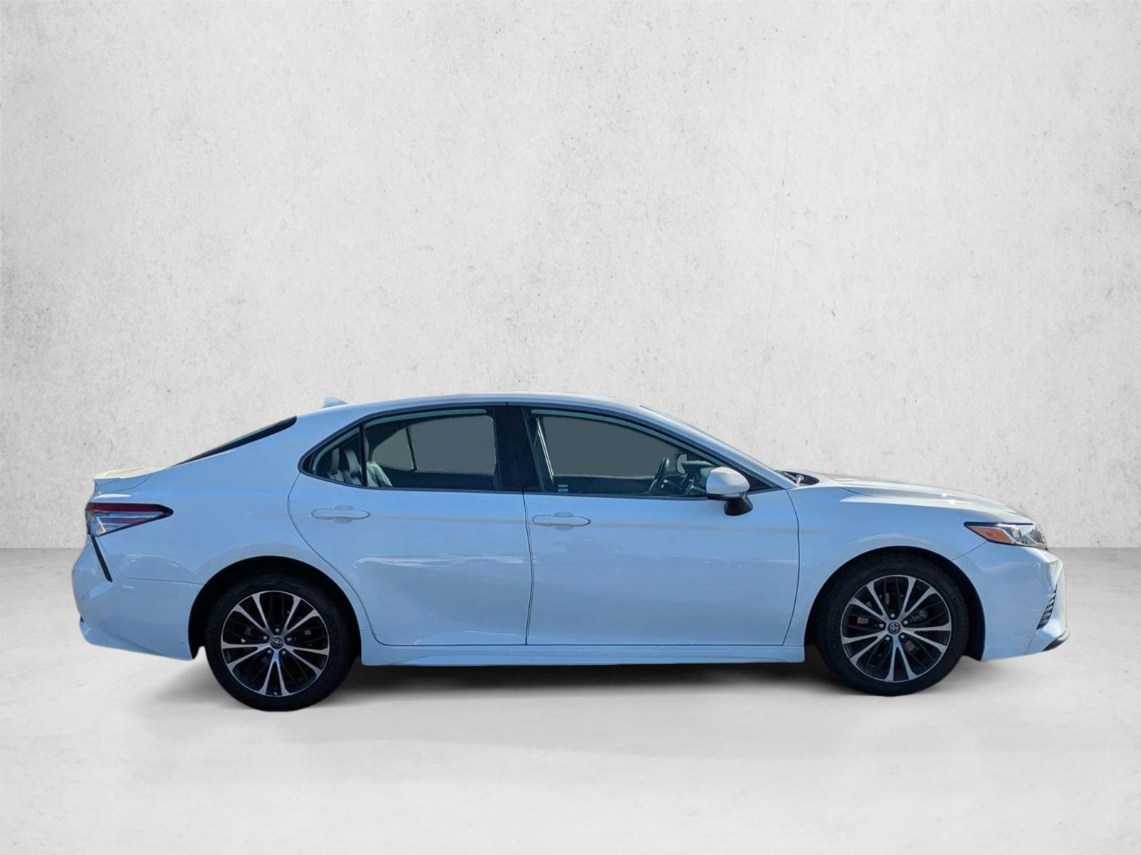 2019 Toyota Camry SE photo 4