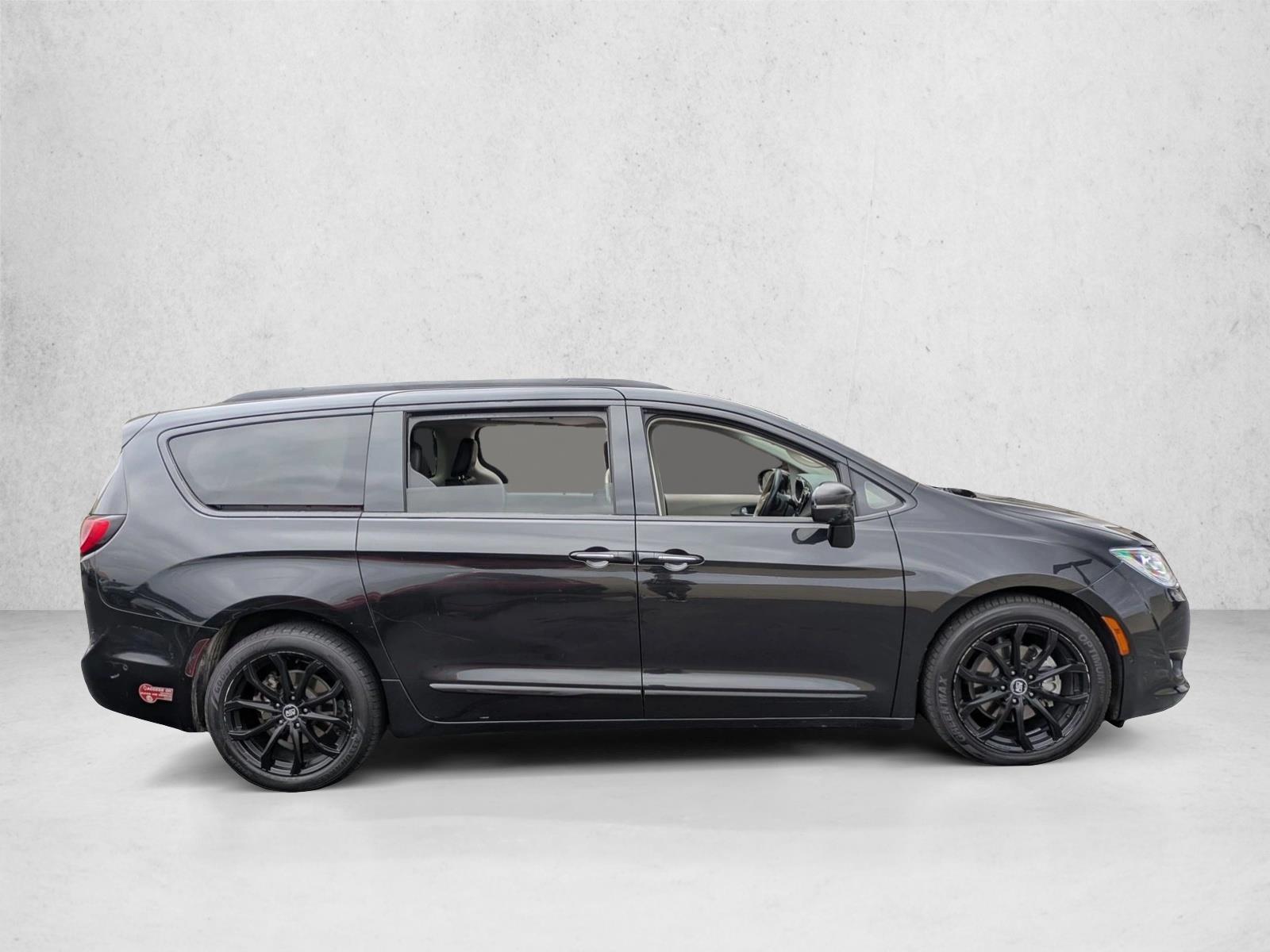 2018 Chrysler Pacifica Hybrid Limited photo 4