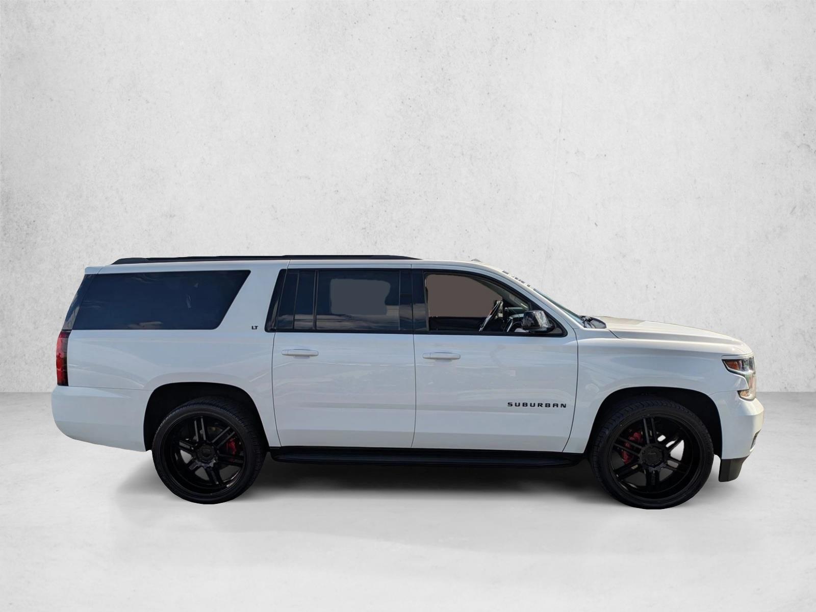 2018 Chevrolet Suburban LT photo 4