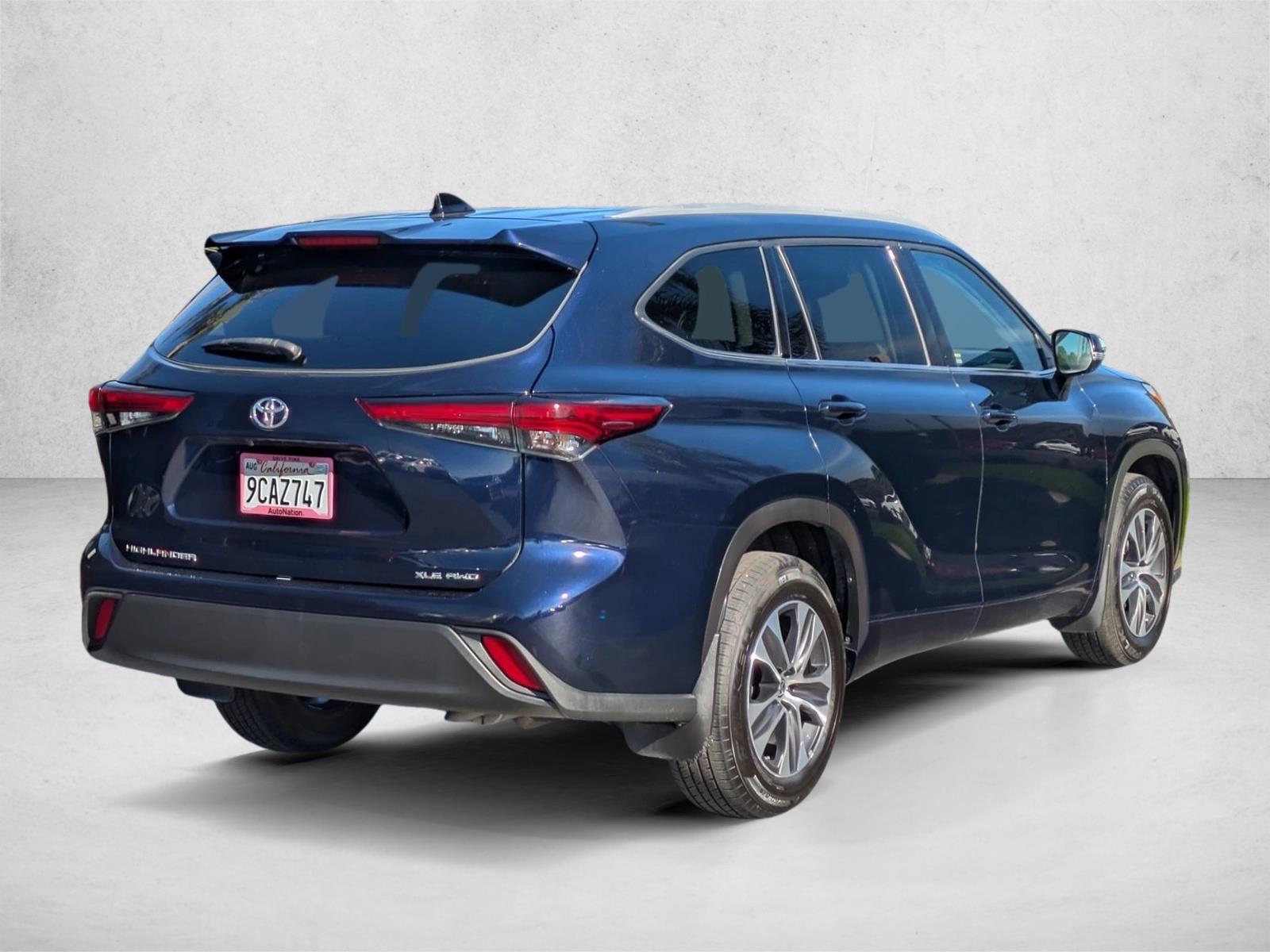 2022 Toyota Highlander XLE photo 2