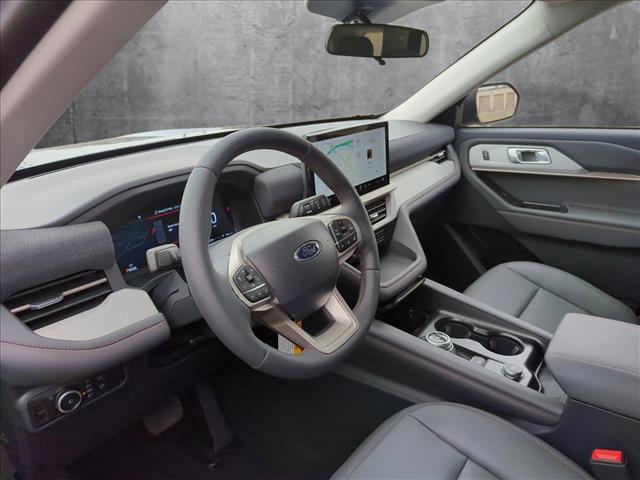 2025 Ford Explorer photo 2