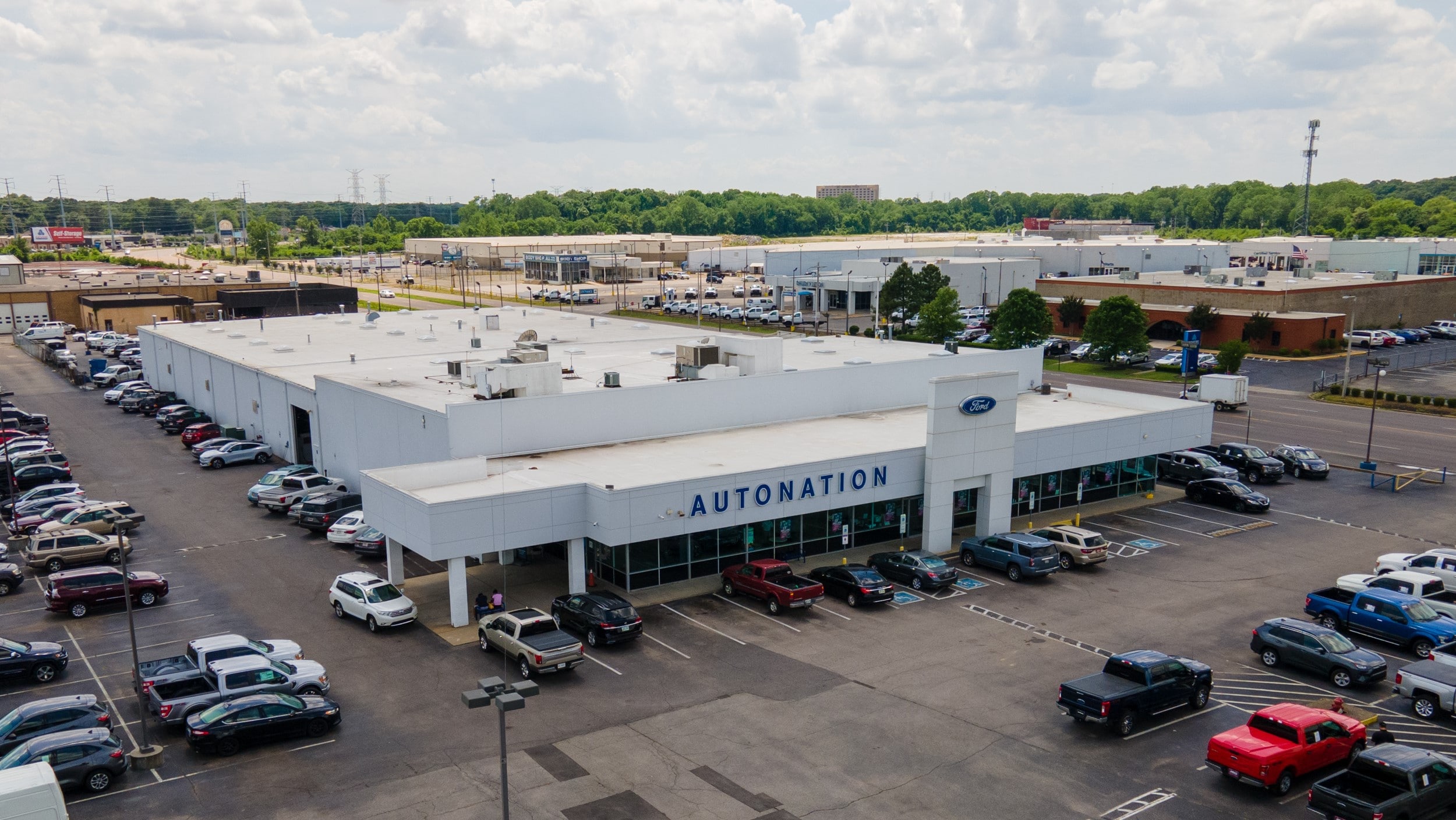 Exterior view of AutoNation Ford Memphis during the day
