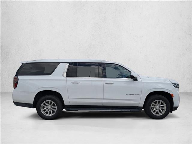 2023 Chevrolet Suburban LT photo 2