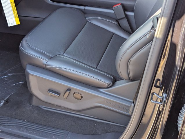 2025 Ford Expedition MAX Platinum photo 3