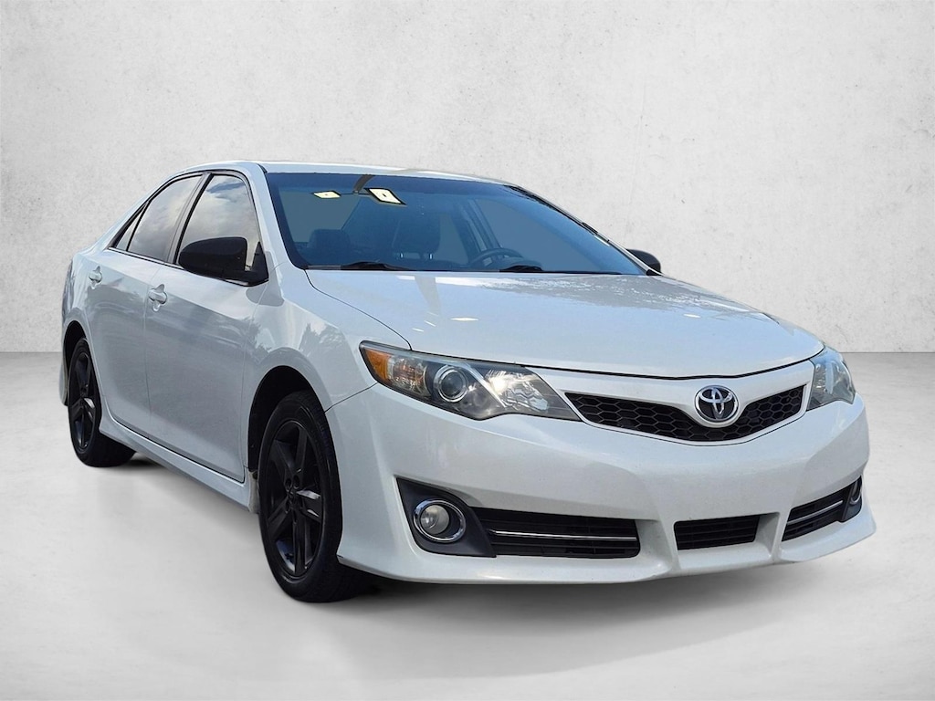 Used 2014 Toyota Camry SE Sedan