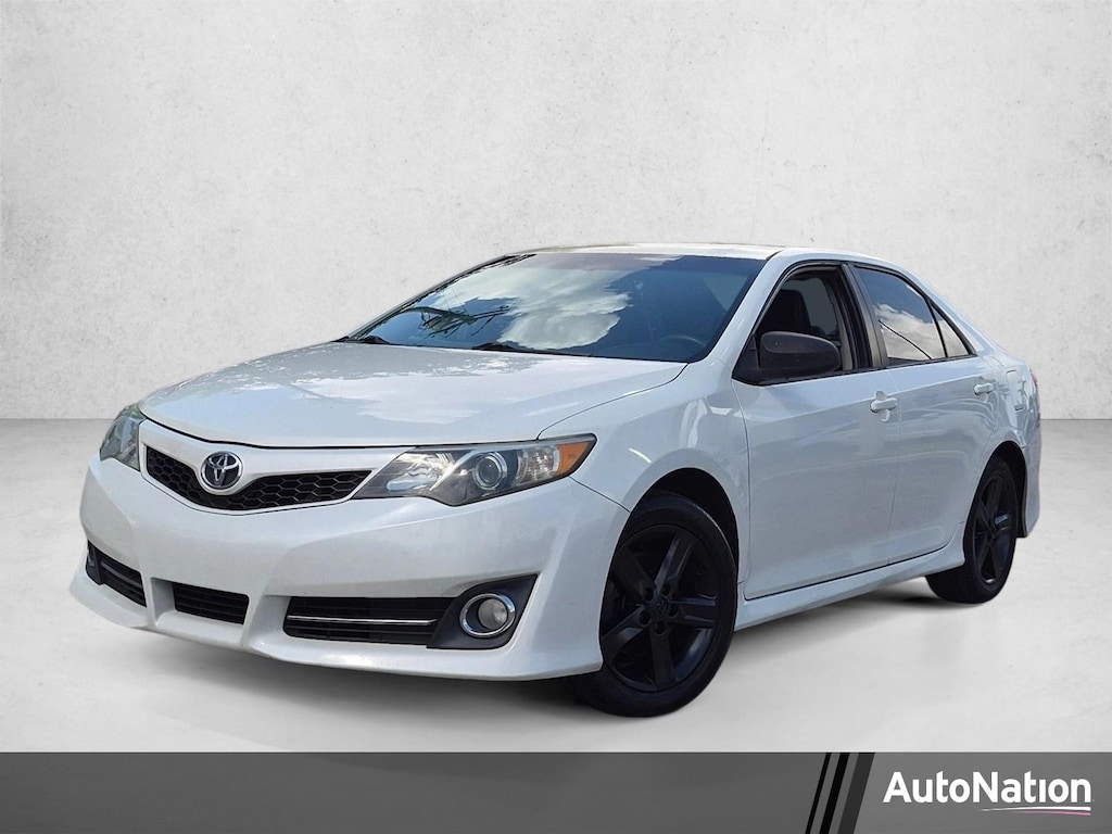 Used 2014 Toyota Camry SE Sedan