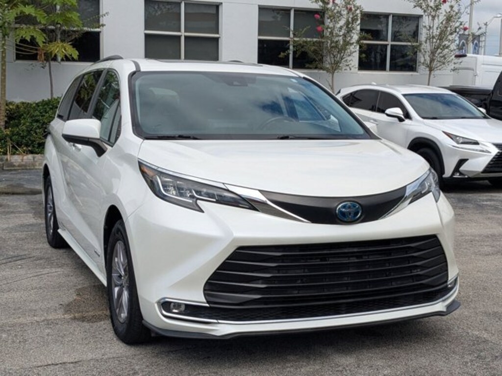 Used 2021 Toyota Sienna XLE Van