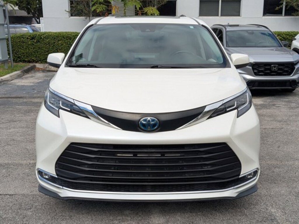 Used 2021 Toyota Sienna XLE Van