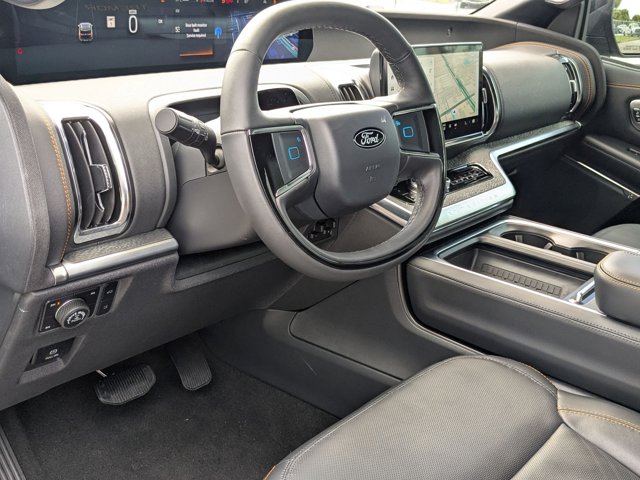 2025 Ford Expedition photo 3