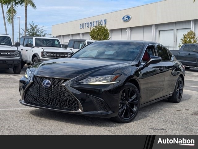 2022 Lexus ES Hybrid 300h F SPORT's photo