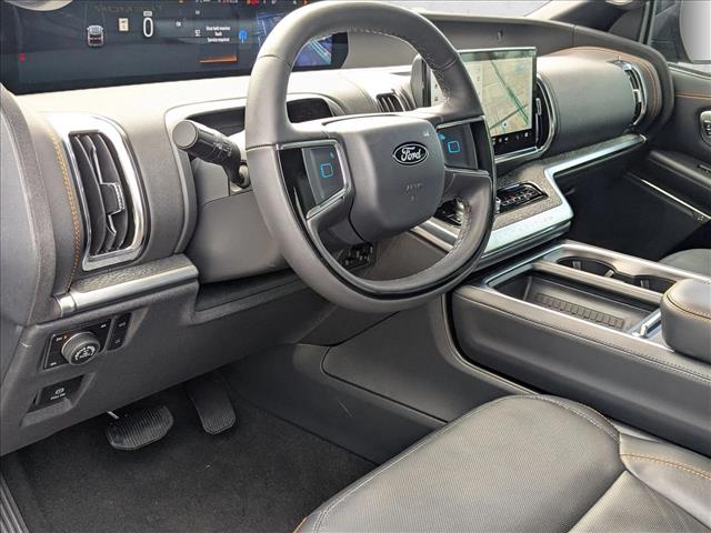 2025 Ford Expedition photo 3