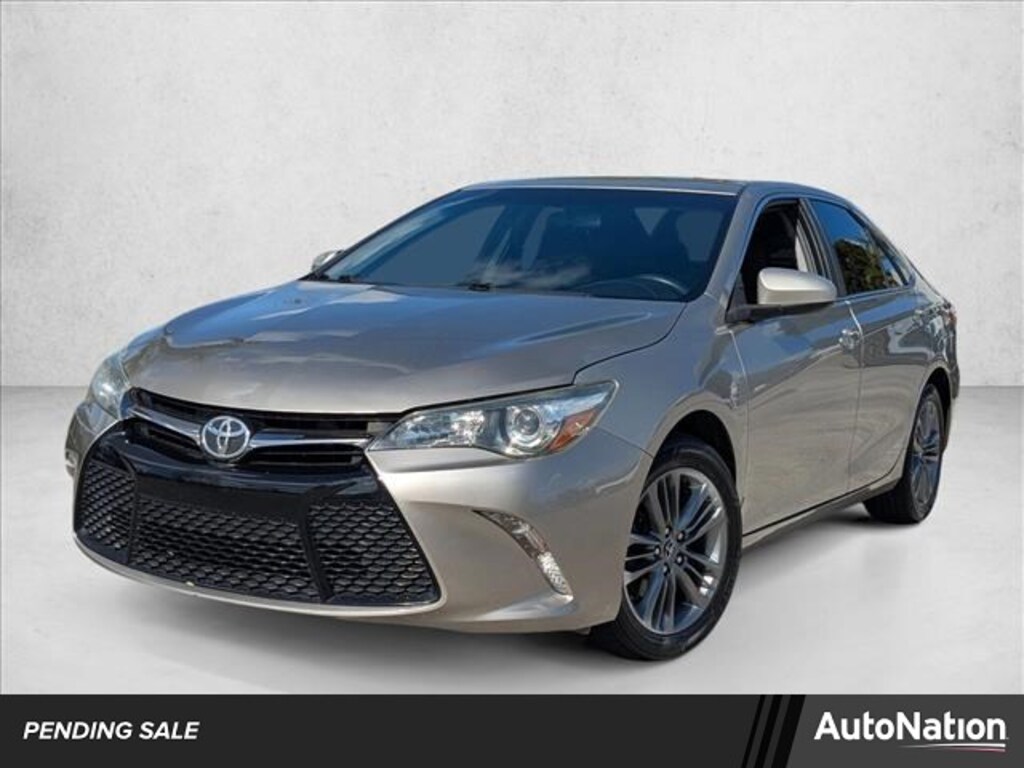 Used 2017 Toyota Camry SE Sedan