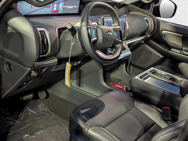 2025 Ford Expedition photo 2