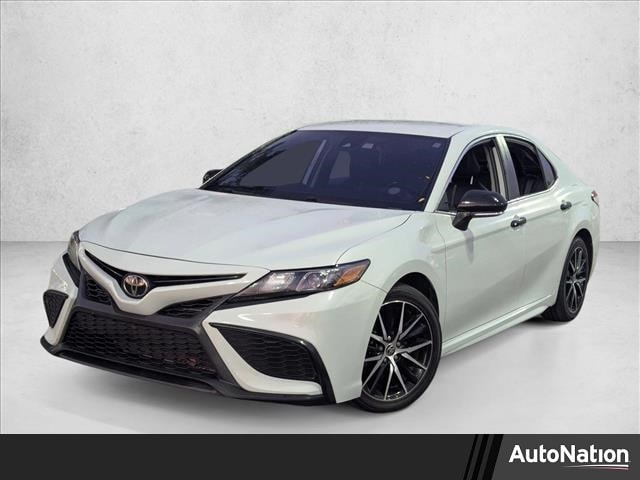 2022 Toyota Camry SE's photo