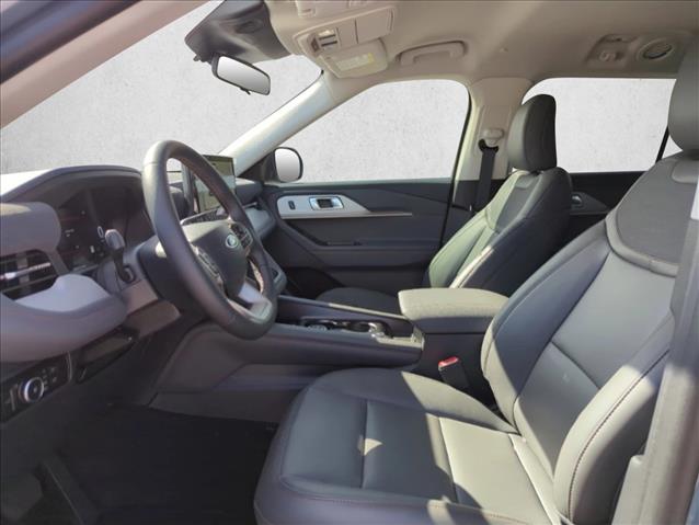 2025 Ford Explorer photo 2