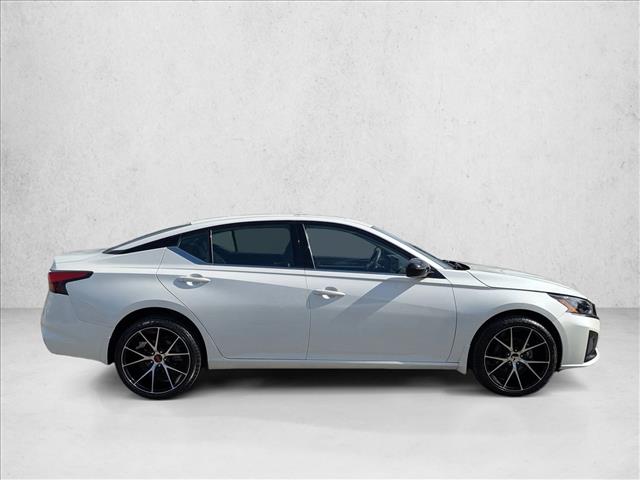 2025 Nissan Altima SR photo 4