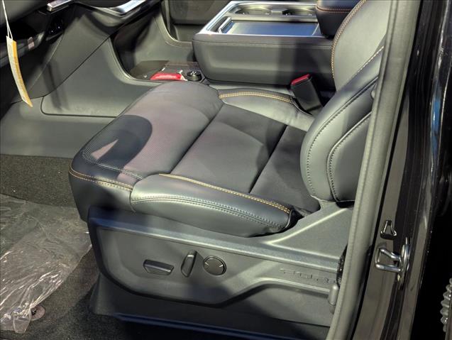 2025 Ford Expedition photo 3