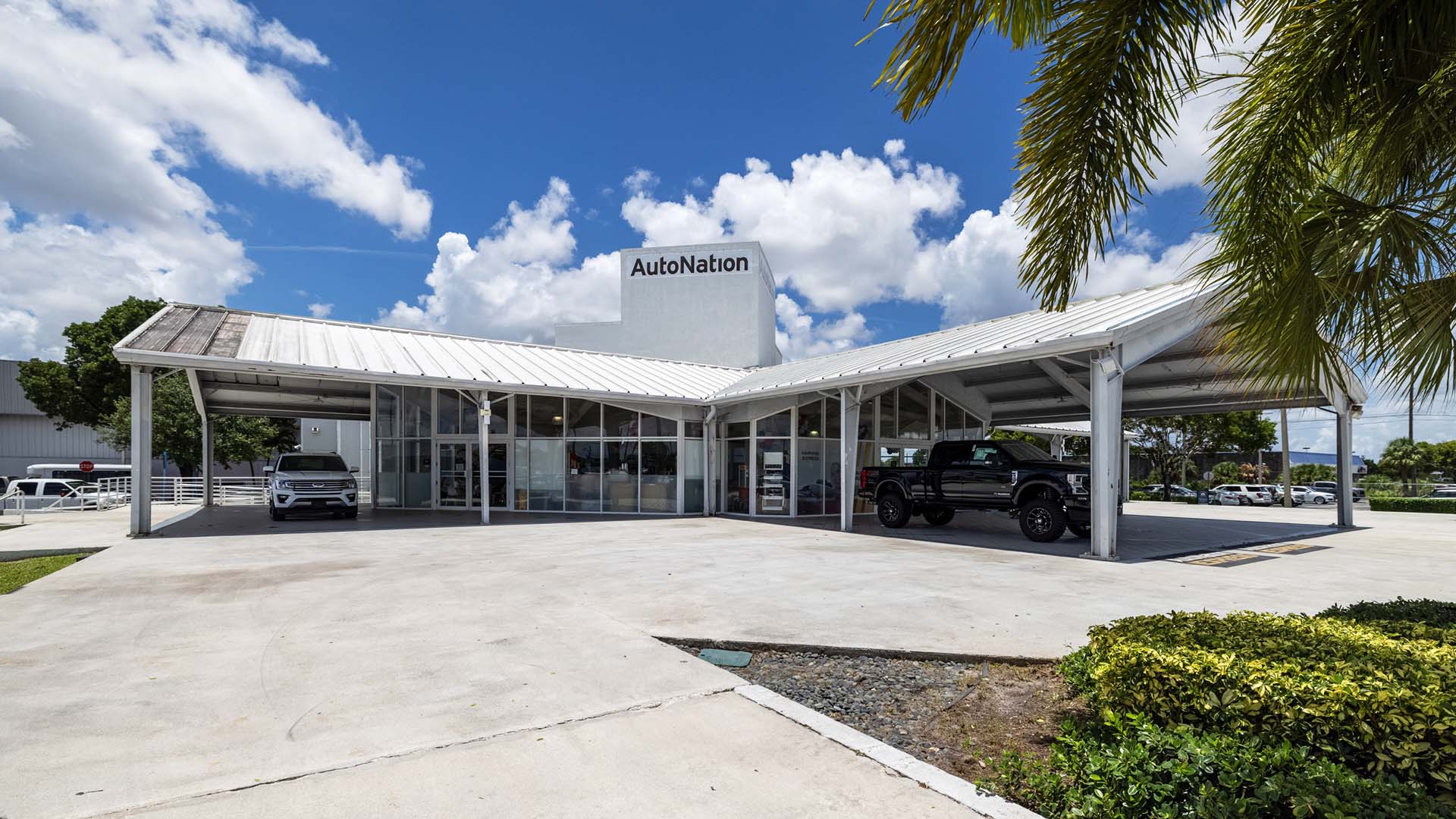 Exterior view of AutoNation Ford Miami