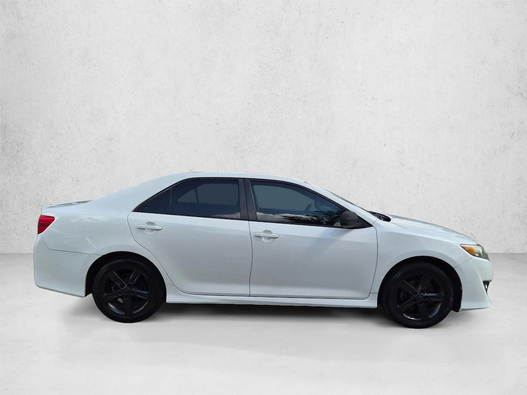 Used 2014 Toyota Camry SE Sedan