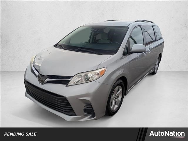 2020 Toyota Sienna LE's photo