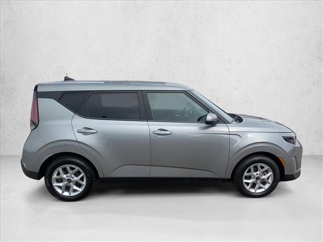 2023 Kia Soul LX photo 2