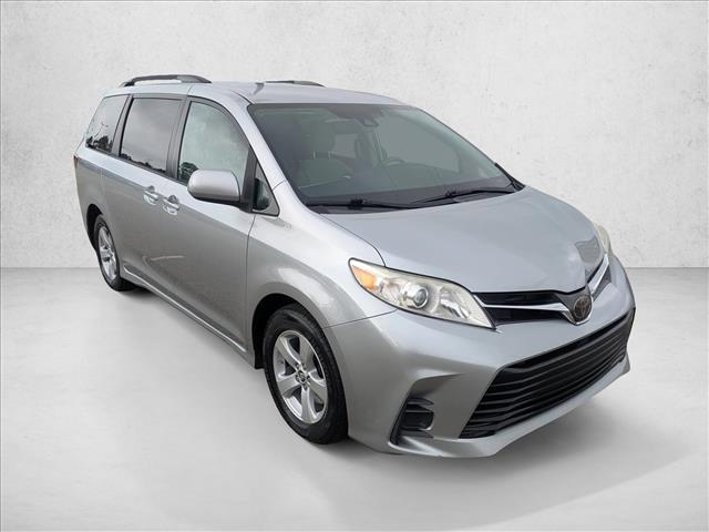 2020 Toyota Sienna LE photo 3