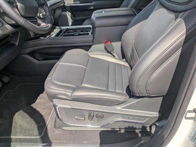 2025 Ford F-250 Platinum photo 3