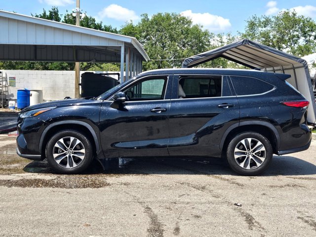 2022 Toyota Highlander XLE photo 2