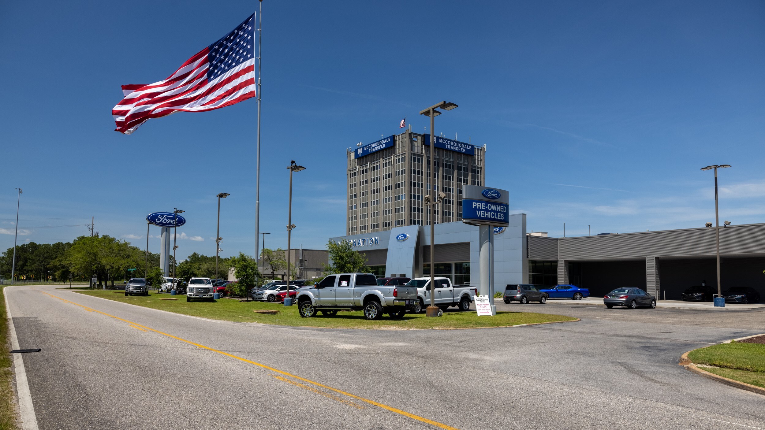 Exterior view of AutoNation Ford Mobile during the day