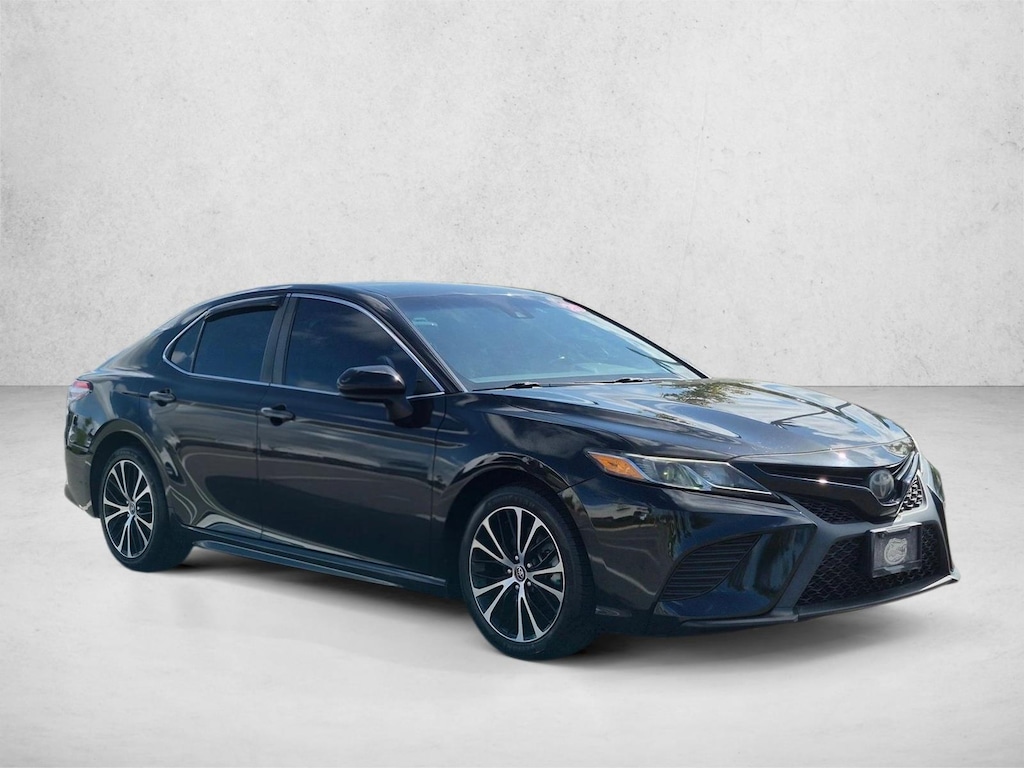 Used 2020 Toyota Camry SE Sedan