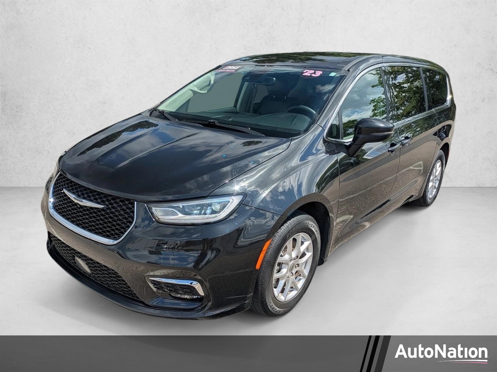 2023 Chrysler Pacifica Touring L's photo