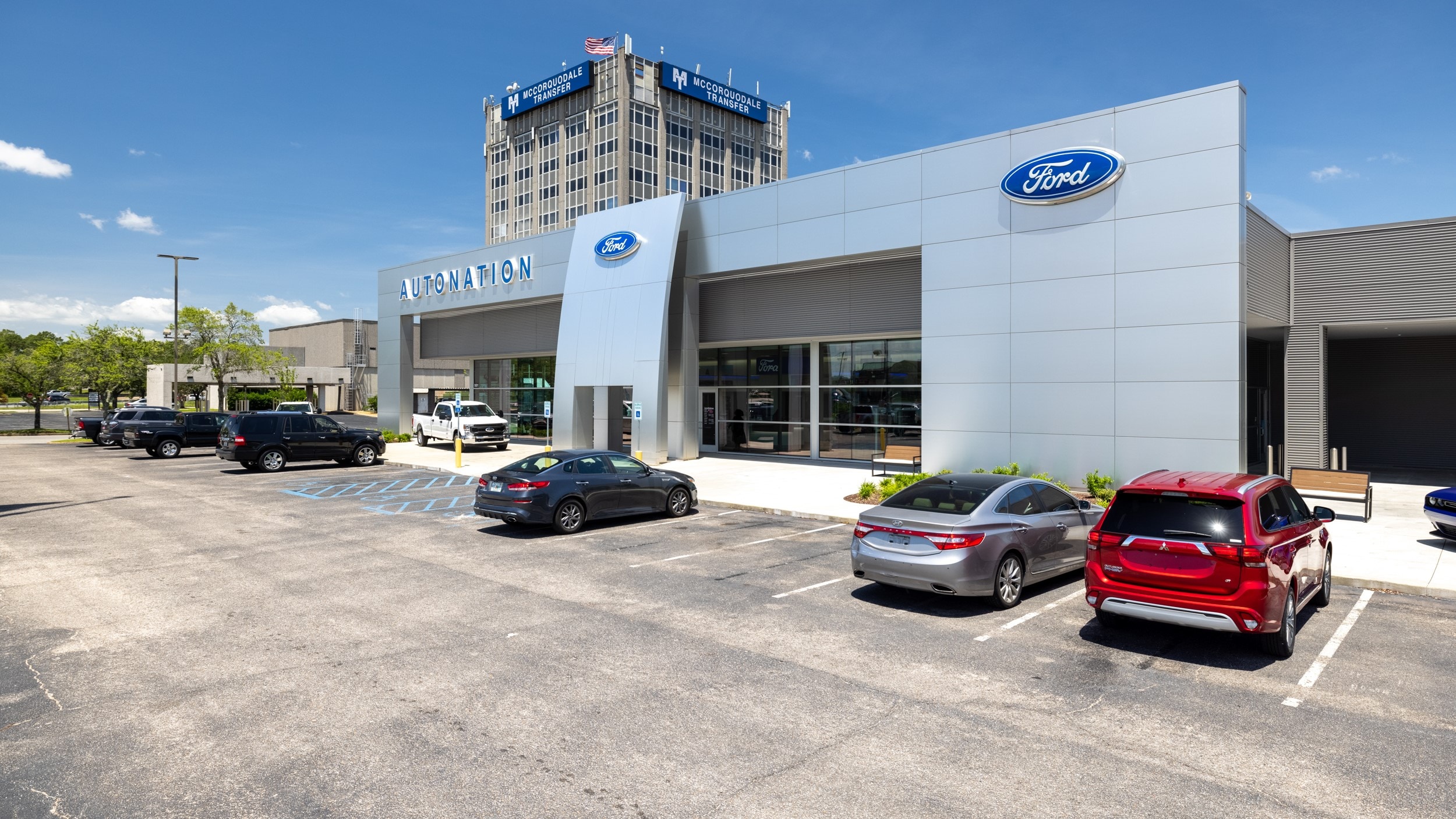 Exterior view of AutoNation Ford Mobile during the day