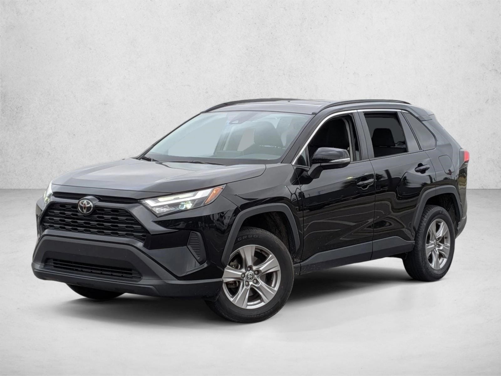2023 Toyota RAV4 XLE's photo