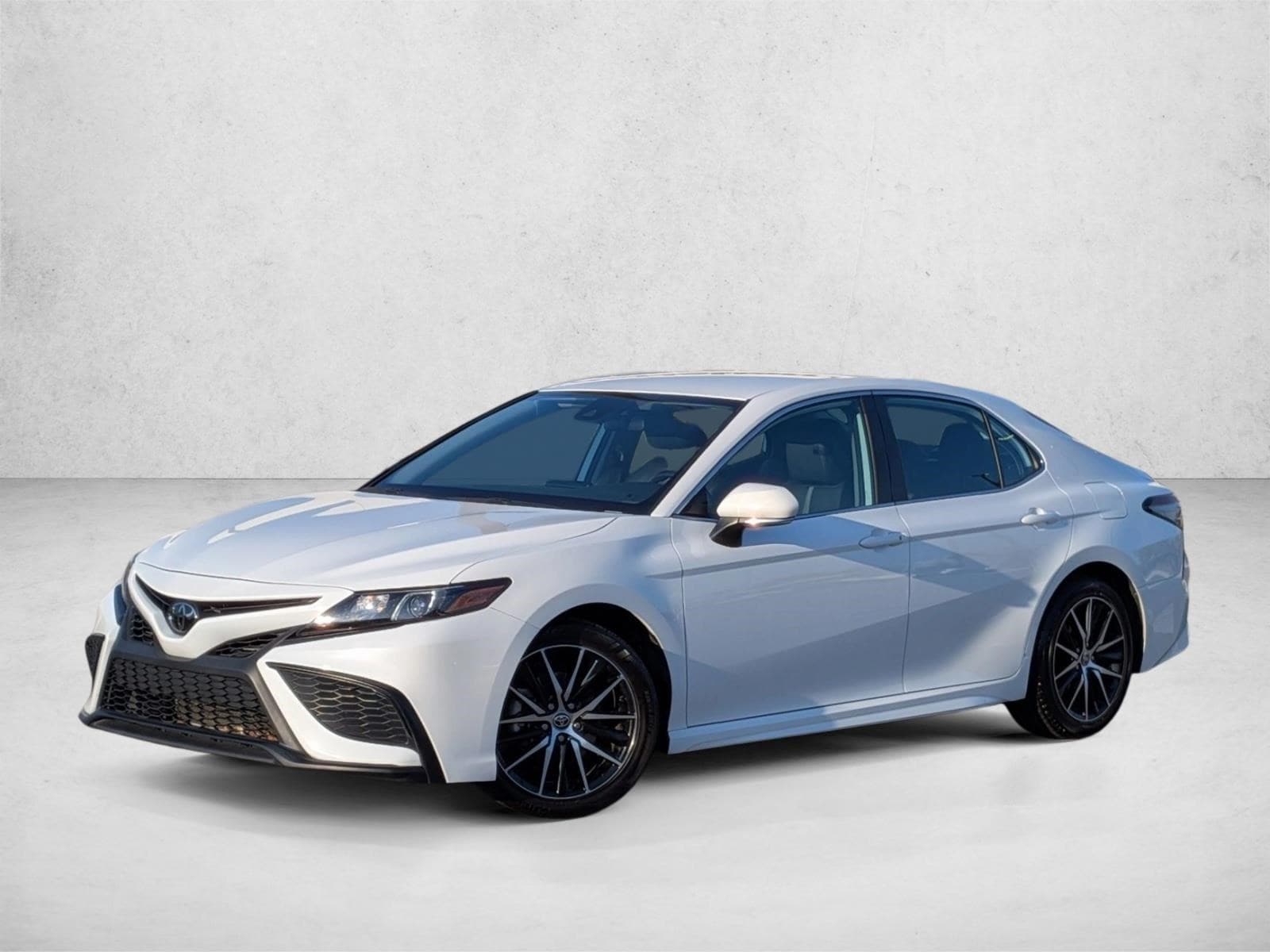 2023 Toyota Camry SE's photo